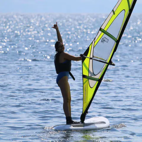 Windsurfeur sur sa planche