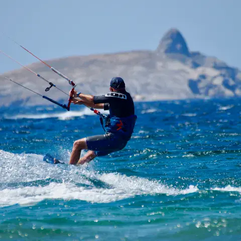 Kitesurfeur dans les vagues