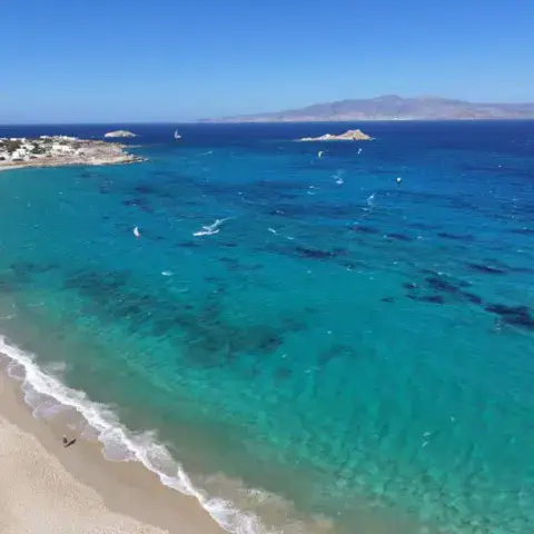 Vue aérienne de la baie et de la plage de sable