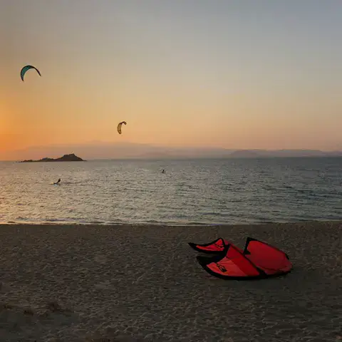 Coucher de soleil sur la plage avec des kites dans le ciel