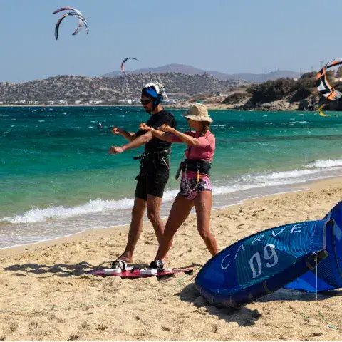 Cours de kitesurf sur la plage, moniteur et élève face à face