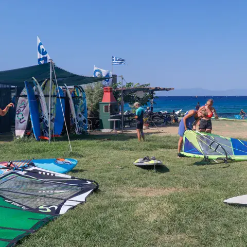 Matériel de windsurf sur la pelouse devant la mer