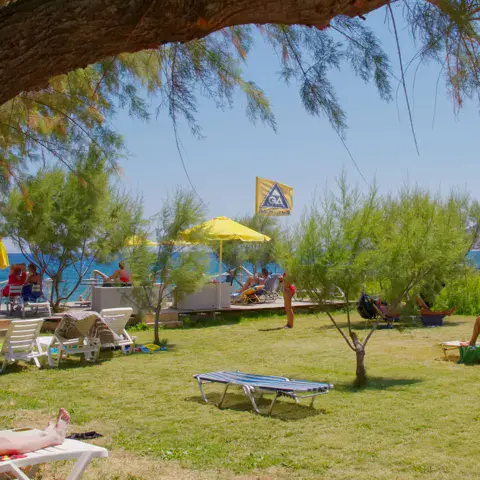 Préparation d'une aile de wing foil sur la plage de galets