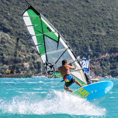 Windsurfeur en planche et voile sur l'eau