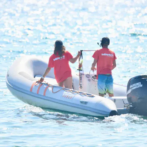 Bateau de sécurité pneumatique avec deux membres de l'équipe