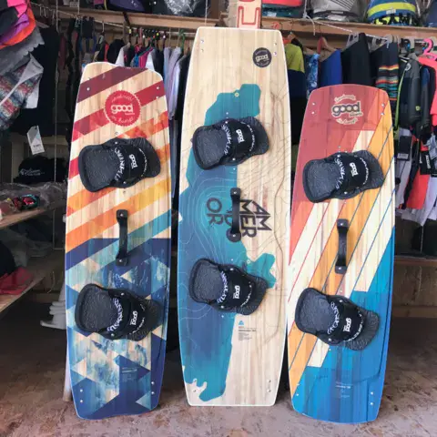 Planches de kitesurf du matériel exposées à la station