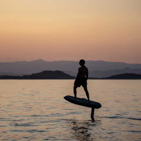 Rider en eFoil en contre-jour à la tombée du jour