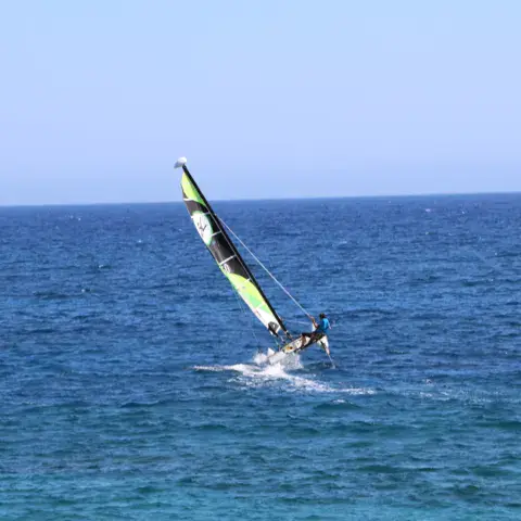Windsurfeur en navigation