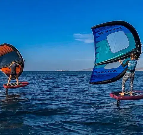 Deux riders en wing foil