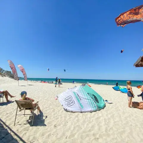 La station sur la plage, kites et fanions