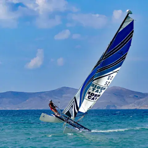 Windsurfeur devant les montagnes