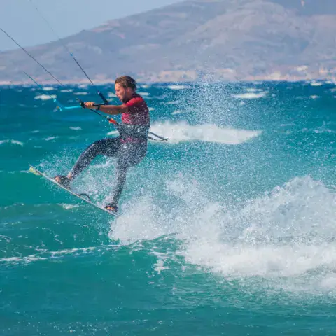 Kitesurfeur dans le clapot