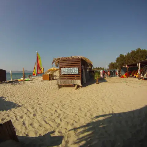 La station sur la plage de sable