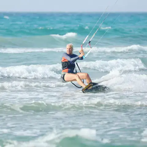 Kitesurfeur sur une mer turquoise