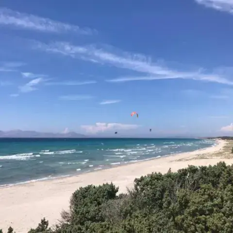 La plage de sable de Kohilari