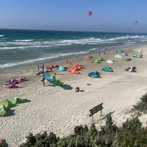 Kites étalés sur la plage