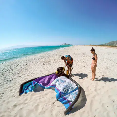 Aile de kite étalée sur la plage de sable