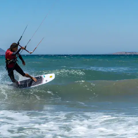 Kitesurfeur sur l'eau