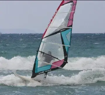 Windsurfeur dans les vagues
