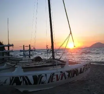 Catamaran au coucher du soleil