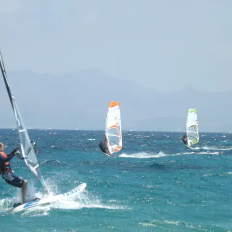 Windsurfeur en navigation