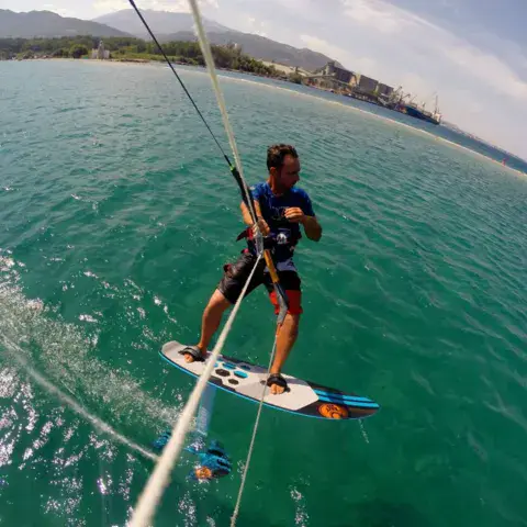 Kitesurfeur sur une planche foil