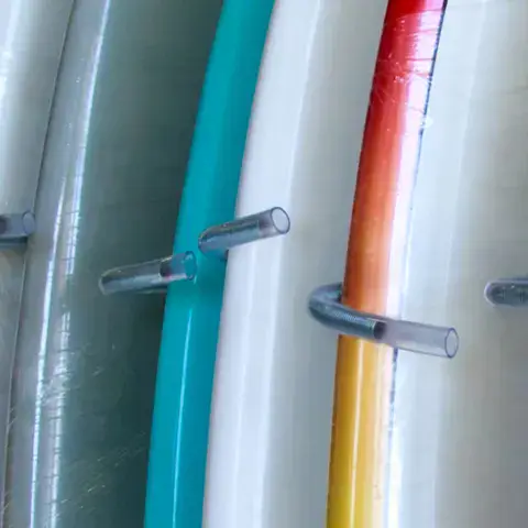 Planches de surf de location rangées en rack