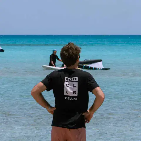 Cours de wing dans l'eau peu profonde