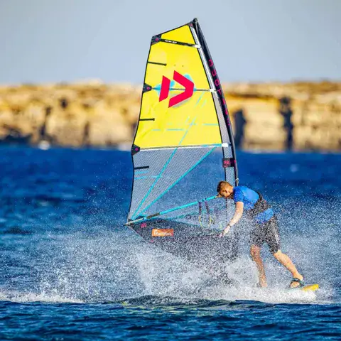 Windsurfeur en navigation