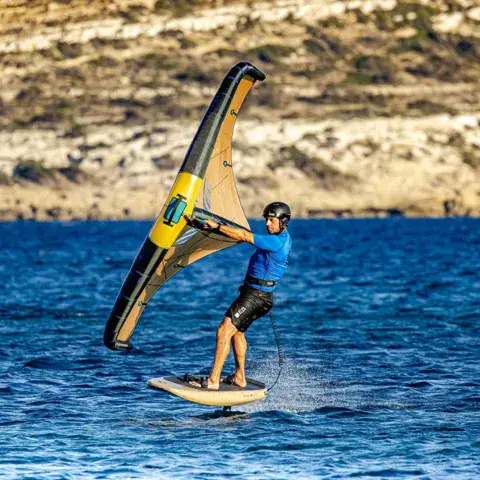 Rider en wing foil