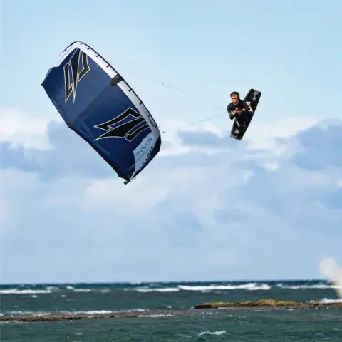 Kitesurfeur en saut