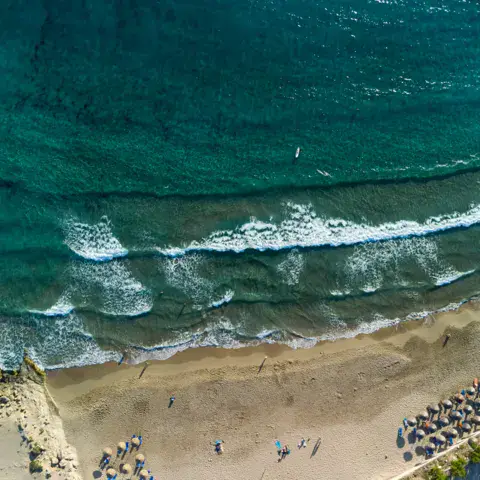 Vue aérienne de la plage et des vagues