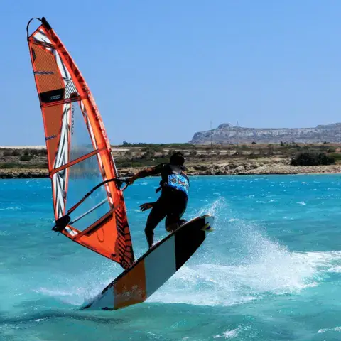 Windsurfeur en navigation