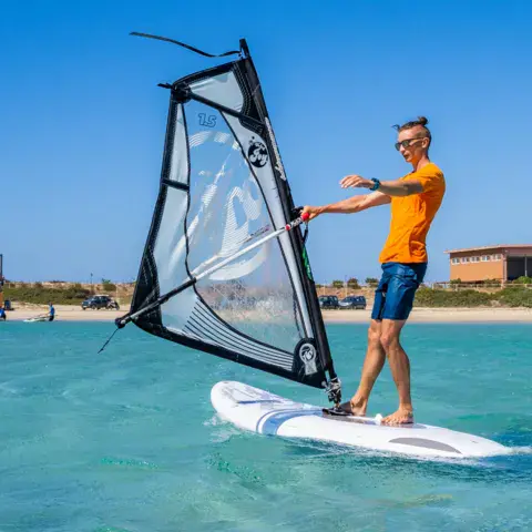 Windsurf en eau plate et peu profonde
