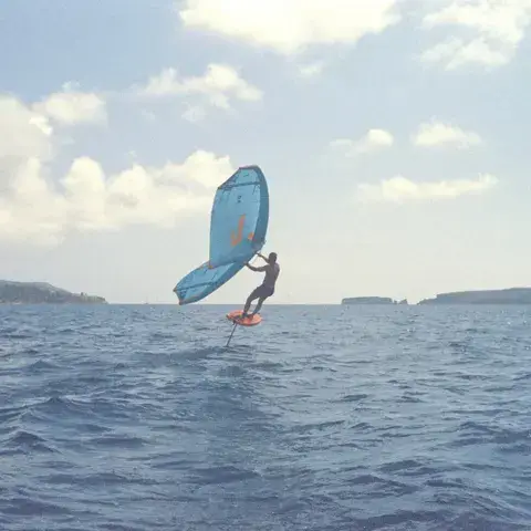 Pratiquant de wing foil sur une mer agitée