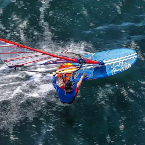 Vue aérienne d'un windsurfeur en navigation