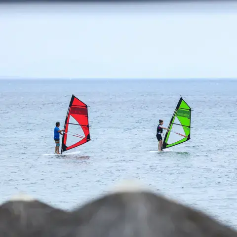 Planches à voile au large pendant un cours