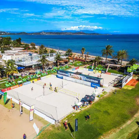 Vue aérienne de la plage, du terrain de beach-volley et du bord de mer
