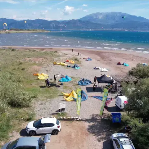 Vue aérienne d'un spot de kitesurf avec le matériel installé sur la plage