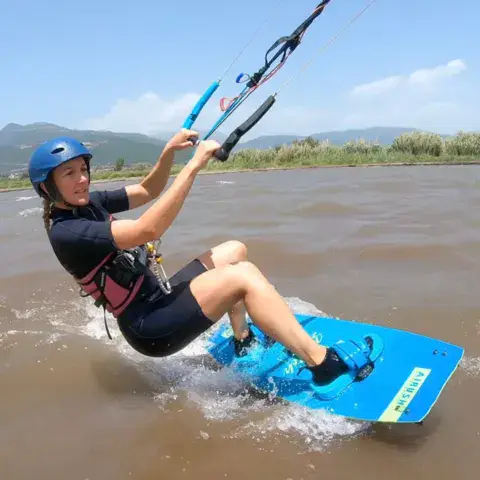 Cours de kitesurf en eau peu profonde avec un instructeur