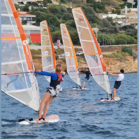 Élèves en cours de windsurf
