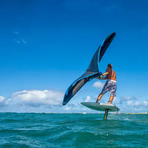 Rider en wingfoil