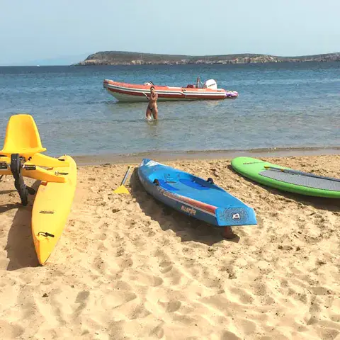 Kayaks et planches de SUP sur le sable