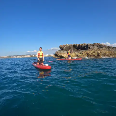 Paddlers au large, en gilet de sauvetage