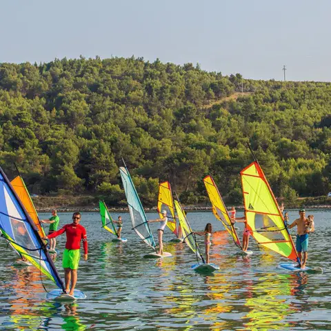 Groupe d'élèves en cours de windsurf