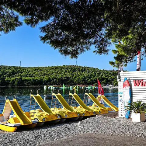 Base nautique avec pédalos et planches