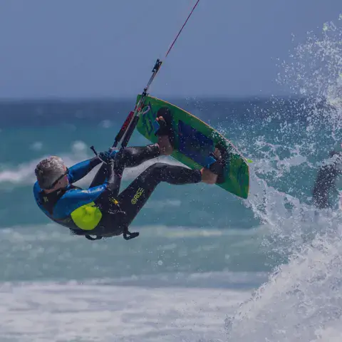 Kitesurfeur en action dans les vagues