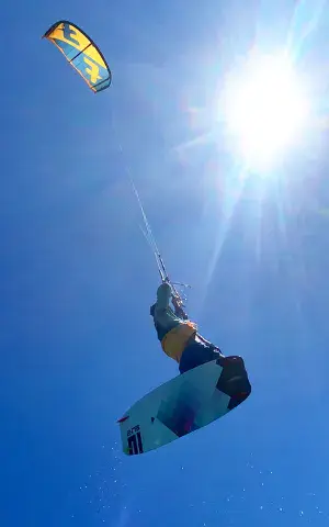 Kitesurfeur en saut