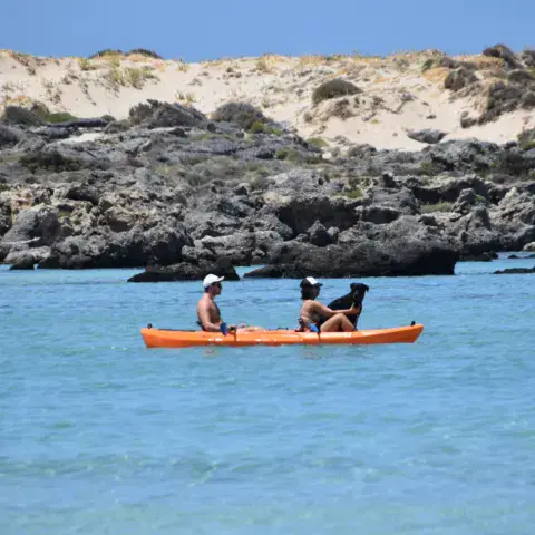 Kayak sur l'eau peu profonde, près d'un îlot