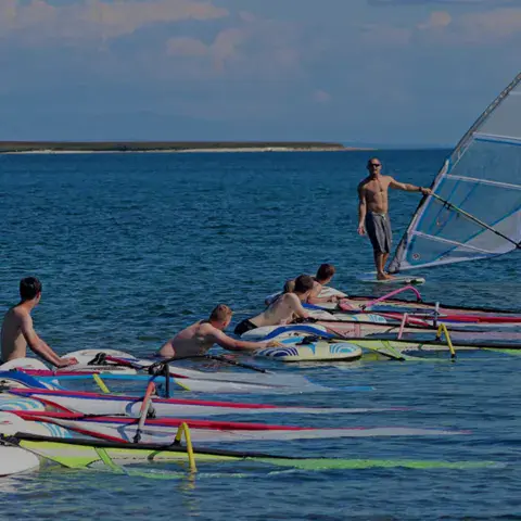 Élèves montant sur les planches à voile